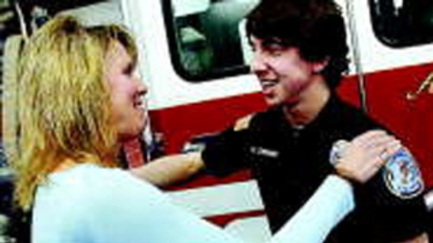 Woman Looks Up At Waiter Who Just Saved Her Life, Recognizes Him From 7 Years Earlier - picture 3