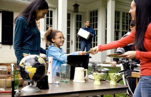 Woman Overhears Kid At Garage Sale, Acts Fast When She Sees Her Mom’s Face - picture 5
