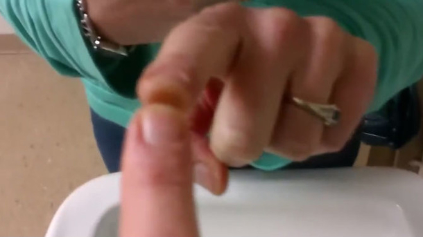 Woman Presses The Mirror With Her Finger Whenever She Uses A Public Resroom - Here's Why - picture 2