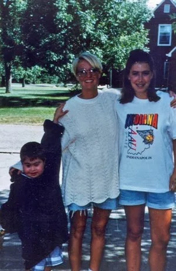 Woman searching for family ends up discovering her own son she never knew existed through DNA testing - picture 3