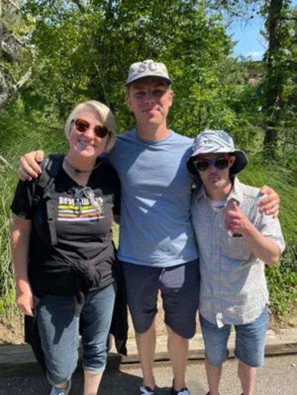Woman searching for family ends up discovering her own son she never knew existed through DNA testing - picture 6