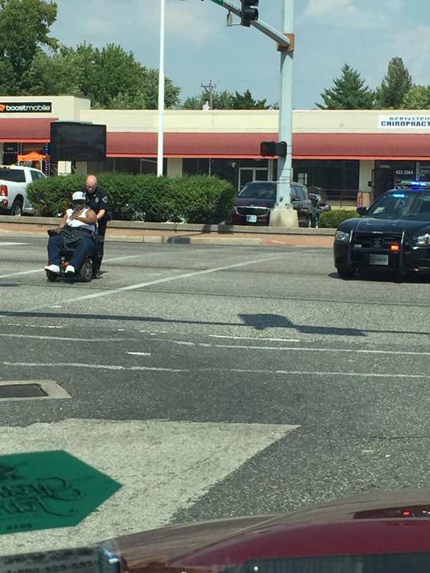 Woman Sees Cop Pull Over In Odd Fashion, Decides To Investigate What He's Up To (Photo) - picture 4