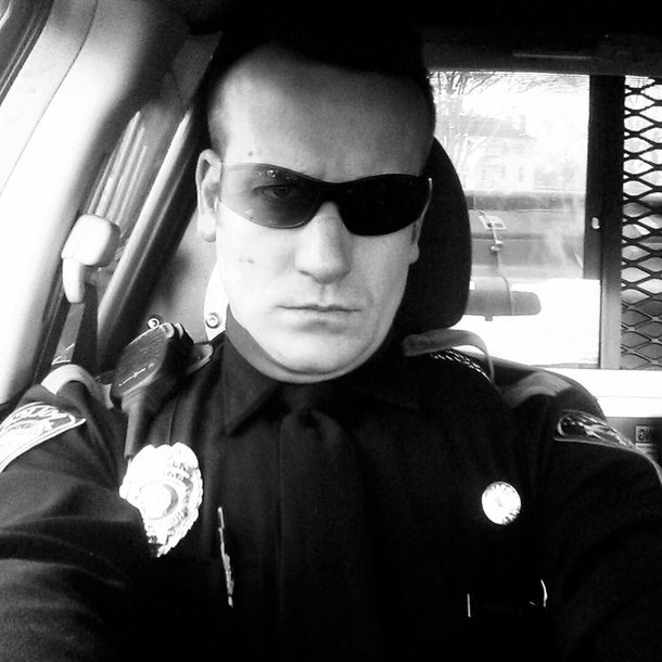 Woman Sees Cop Standing In Pouring Rain, Floored By What He’s Holding - picture 2
