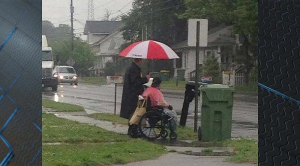 Woman Sees Cop Standing In Pouring Rain, Floored By What He’s Holding - picture 3