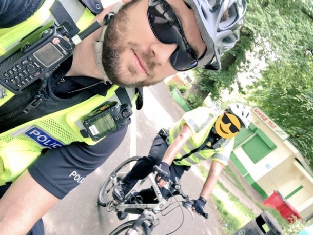 Woman Shames Officer For Buying Lunch While On Duty, His Perfect Response Goes Viral - picture 7
