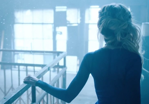 Woman Stands In Abandoned Warehouse, Once Music Starts, She Sets Internet On Fire With This Christmas Performance - picture 2