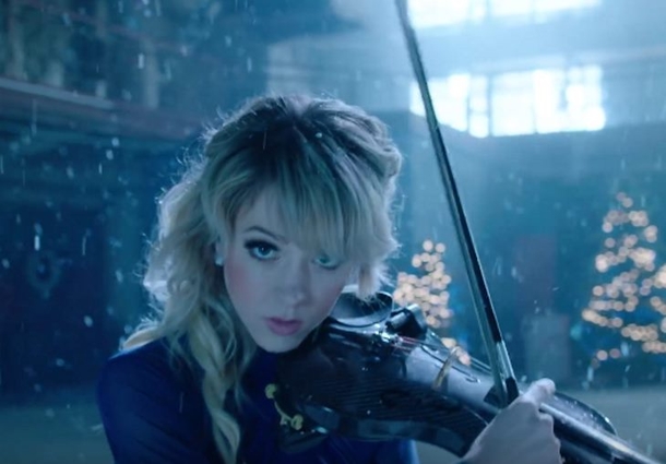 Woman Stands In Abandoned Warehouse, Once Music Starts, She Sets Internet On Fire With This Christmas Performance - picture 3