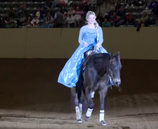Woman Steps In Arena On Horse. As Soon As She Takes Off Cape, Crowd Is Completely Spellbound - picture 2