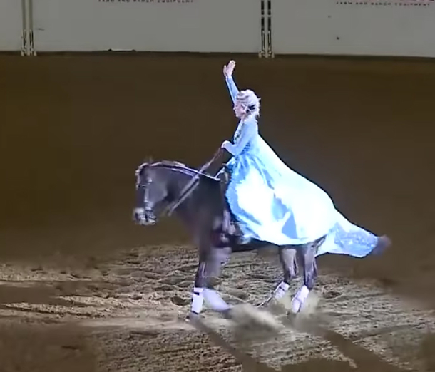 Woman Steps In Arena On Horse. As Soon As She Takes Off Cape, Crowd Is Completely Spellbound - picture 3