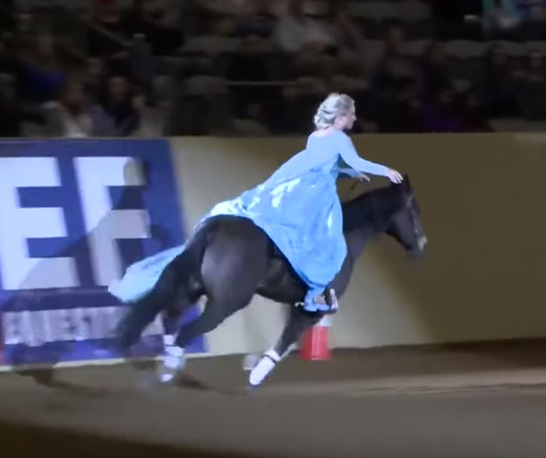 Woman Steps In Arena On Horse. As Soon As She Takes Off Cape, Crowd Is Completely Spellbound - picture 4