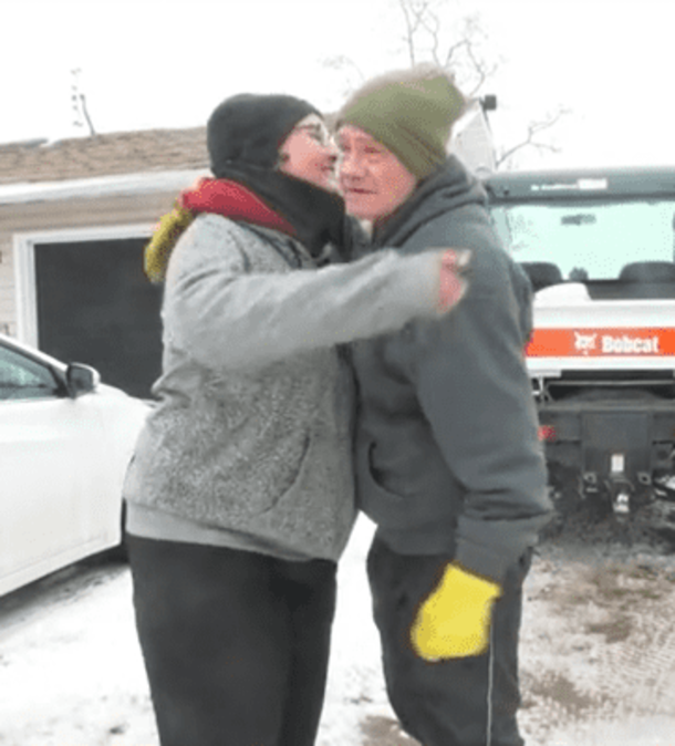 Woman surprises homeless man with generous job offer after talking to him, now working at farm - picture 10