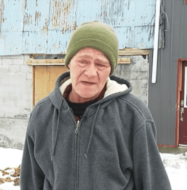 Woman surprises homeless man with generous job offer after talking to him, now working at farm - picture 3