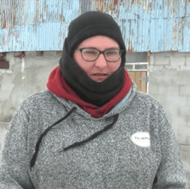 Woman surprises homeless man with generous job offer after talking to him, now working at farm - picture 8