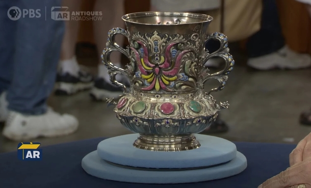 Woman thought her old Tiffany vase was ugly but is shocked to learn it’s worth $100,000 - picture 2