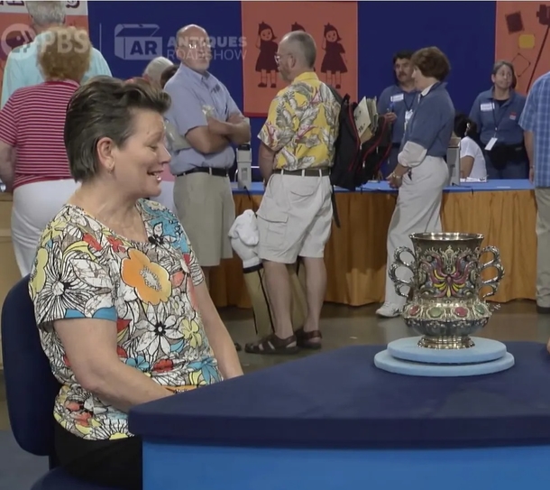 Woman thought her old Tiffany vase was ugly but is shocked to learn it’s worth $100,000 - picture 4