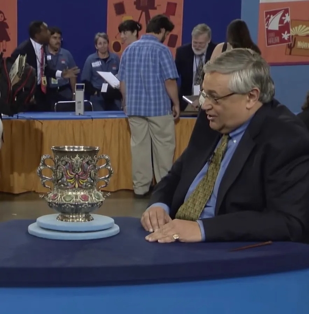 Woman thought her old Tiffany vase was ugly but is shocked to learn it’s worth $100,000 - picture 6