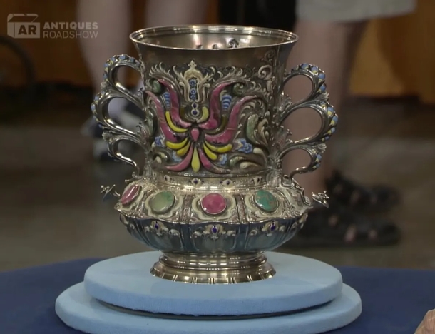 Woman thought her old Tiffany vase was ugly but is shocked to learn it’s worth $100,000 - picture 7