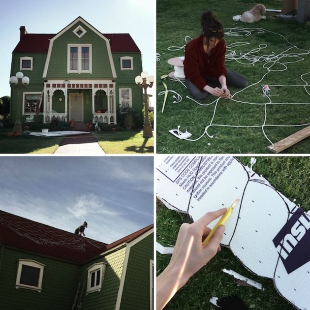 Woman Transforms Her Parent’s Home Into Giant Gingerbread House For Christmas - picture 2