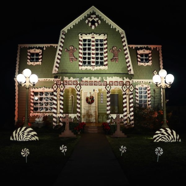 Woman Transforms Her Parent’s Home Into Giant Gingerbread House For Christmas - picture 5