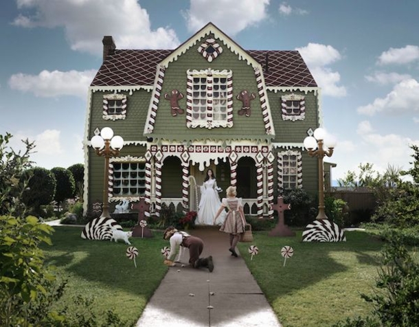 Woman Transforms Her Parent’s Home Into Giant Gingerbread House For Christmas - picture 6