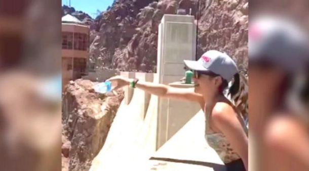 Woman Tries Pouring Hot Water Over The Hoover Damn, Now Watch This Dramatic Effect! - picture 2