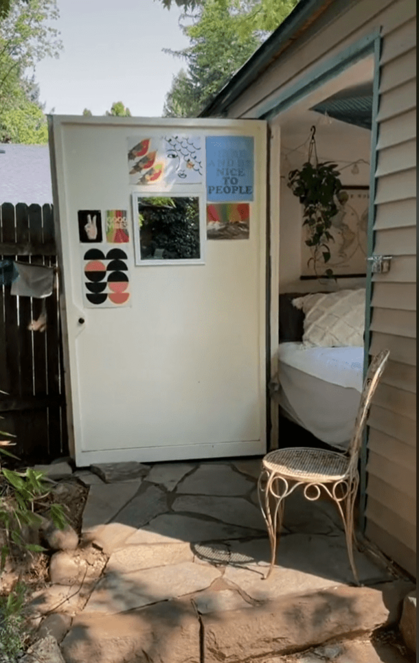Woman turns her parent's SHED into a tiny home in and lives rent free! Take a look inside! - picture 5