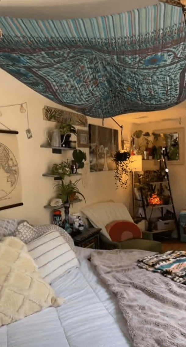 Woman turns her parent's SHED into a tiny home in and lives rent free! Take a look inside! - picture 6