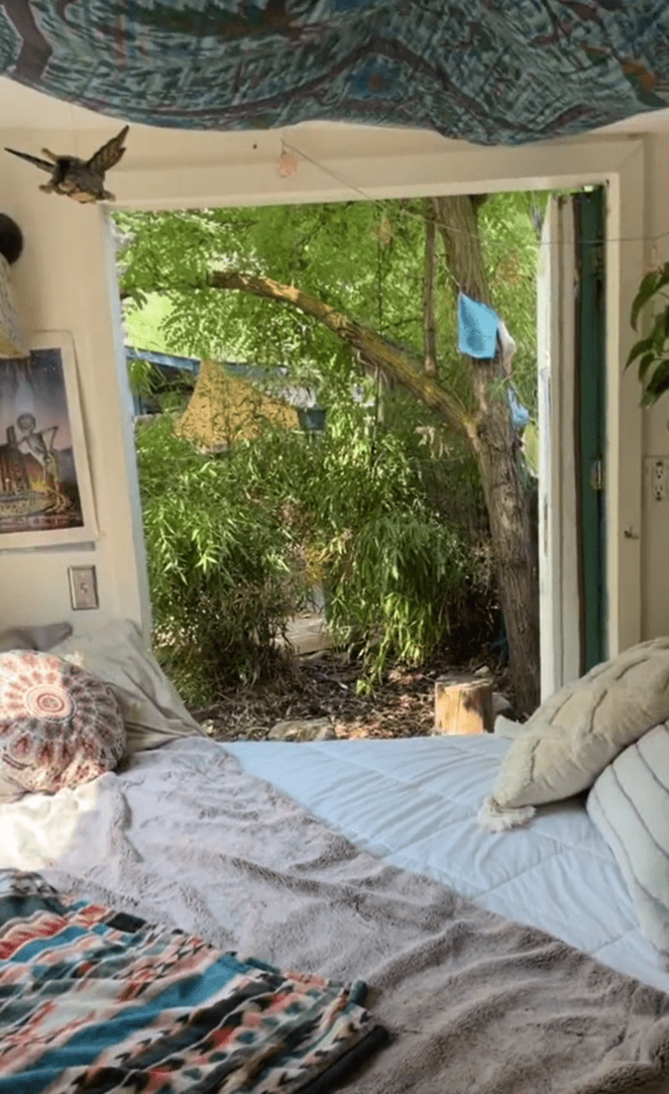 Woman turns her parent's SHED into a tiny home in and lives rent free! Take a look inside! - picture 9