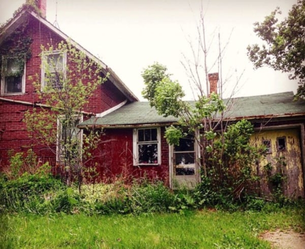 Woman Zooms In Through Window To Get Closer Inside An Abandoned Home But Gets The Biggest Shock Of Her Life (Photos) - picture 4