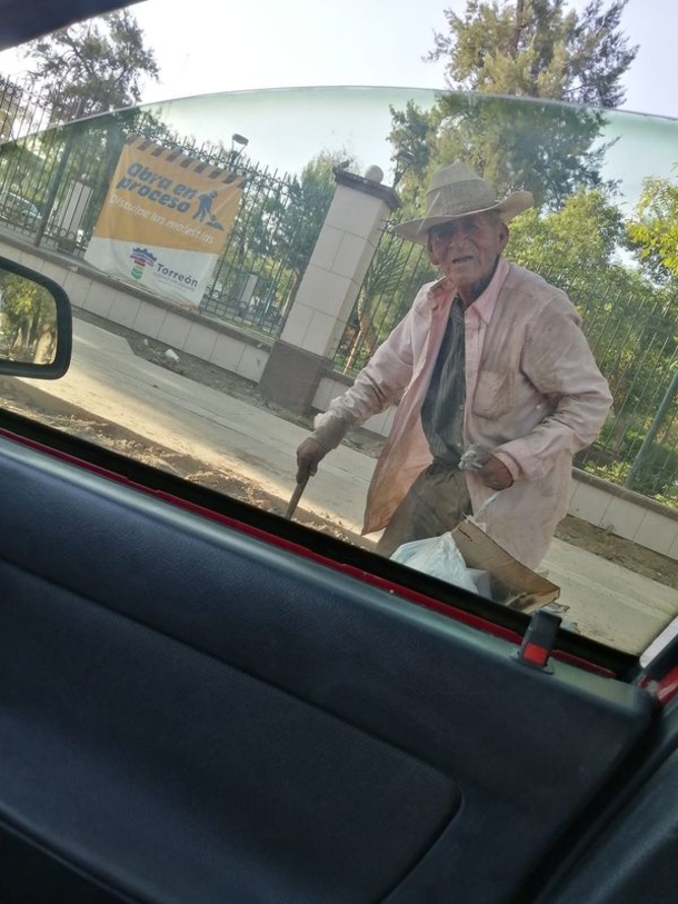 Woman 'adopts' homeless 108-year-old man who had been abandoned by his 11 kids and was living under a tree - picture 2