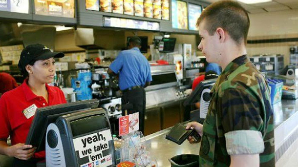Women Completely Embarrassed A US Solider And Then Suddenly Something Great Occurred... - picture 2