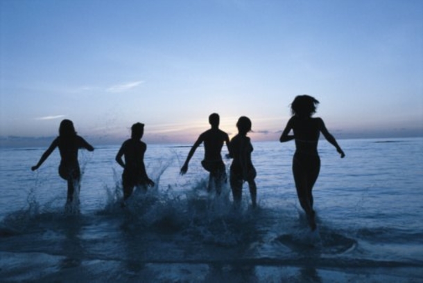 Women Were Caught By An Old Man Skinny Dipping, His Reaction? Genius! - picture 4