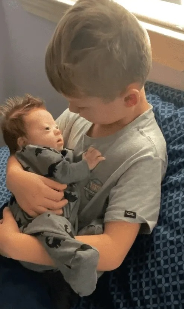Young Boy singing to his baby brother with Down syndrome warms hearts everywhere: ‘Aren’t we all different’ - picture 3
