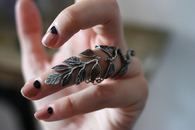 Leaf finger ring