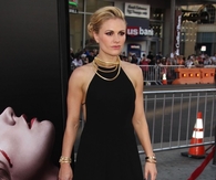 Anna Paquin en petite robe noire