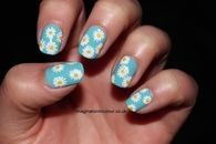 Daisy blue nails