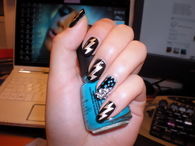 Lightning bolt nails