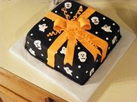 Ghostly Present - Halloween Cake with Fondant Frosting