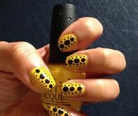 Dotted yellow and black nails
