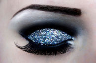 Pretty Glitter With Fake Lashes