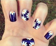 Daisies nail designs