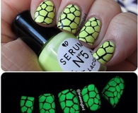 Glow in the dark broken nail art