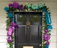 Clamshell candy chain