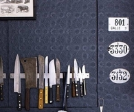 Magnetic rack to organize knives
