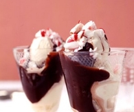 Peppermint hot fudge sundaes