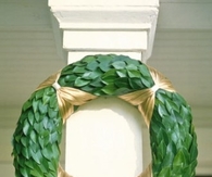 Straw form and laurel wreath
