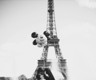 Eiffel tower balloon kiss