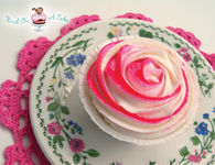 Rose frosting cupcakes
