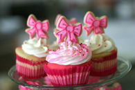 Cookie bow cupcakes