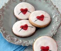 Red queen cookie kisses